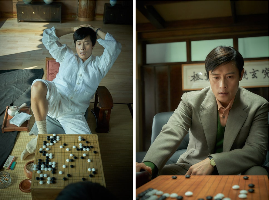 왼쪽은 한 남성이 흰색 옷을 입고 바둑판 앞에서 팔로 머리를 감싼 채 고뇌하고 있는 모습이다. 오른쪽은 정장을 입은 다른 남성이 바둑판을 진지한 표정으로 내려다보고 있다. 두 사진 모두 바둑 경기의 긴장감과 집중을 보여준다. 두 남성 모두 동일 인물이다.