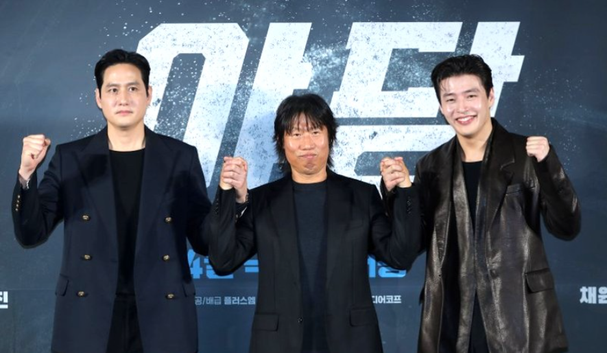 영화 야당의 주역들이 영화 성공을 위해 화이팅하는 모습