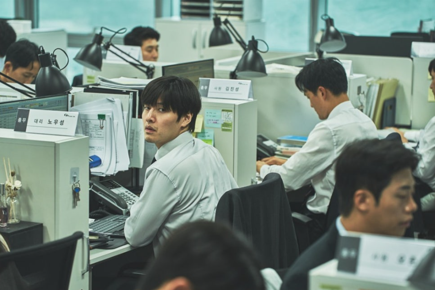 주인공이 집값이 떨어져서 회사에서도 걱정을 하는 모습을 보여주는 이미지