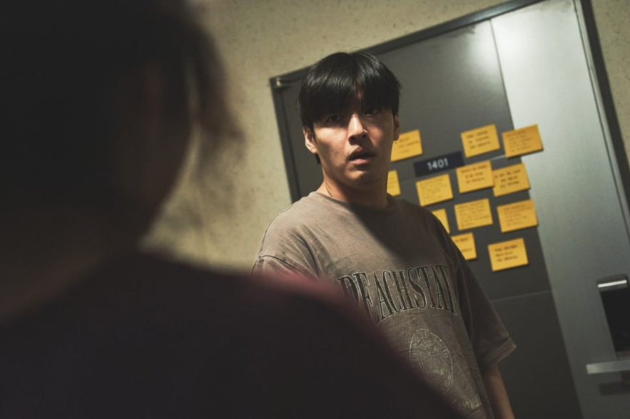 층간 소음을 항의하러 온 여자에게 자신은 범인이 아니라고 항의하는 주인공