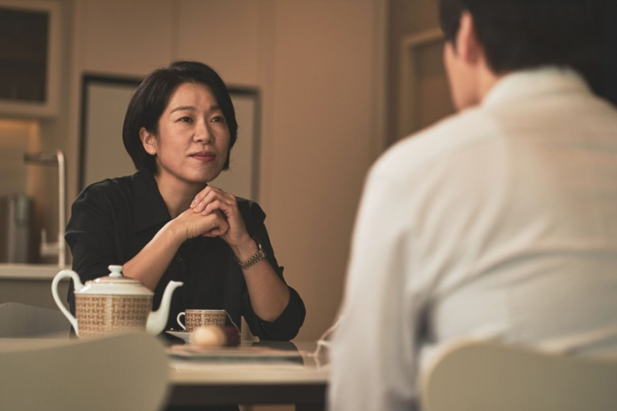 입주민 대표와 층간소음 문제에 대하여 상담하고 있는 주인공