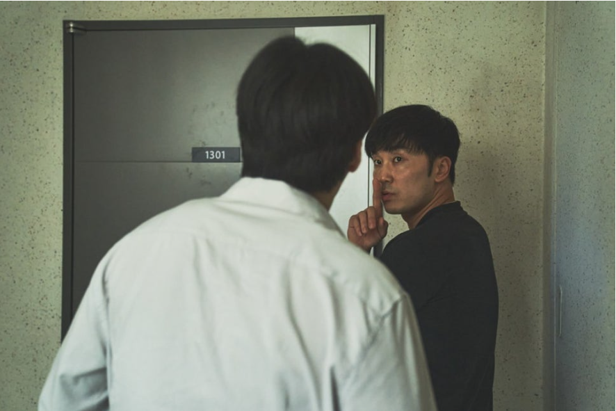 주인공과 함께 층간소음 현장을 잡기위해 다른집에 몰래 침입하는 윗집남자