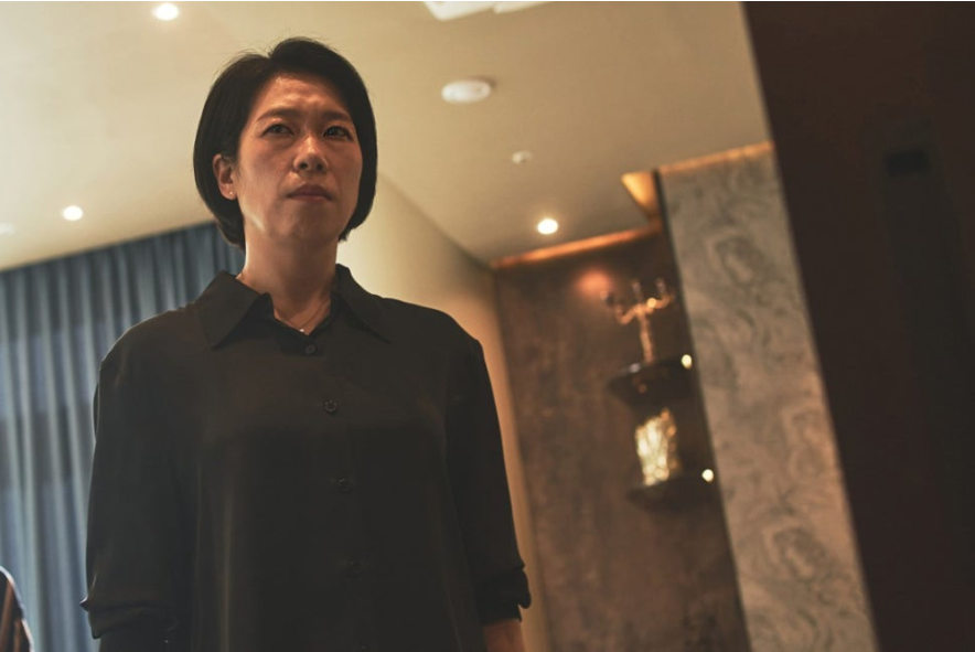 뭔가 숨기는 표정을 하고있는 입주민 대표. 전직 검사시절부터 악행을 준비하고 있었던 입주민 대표.