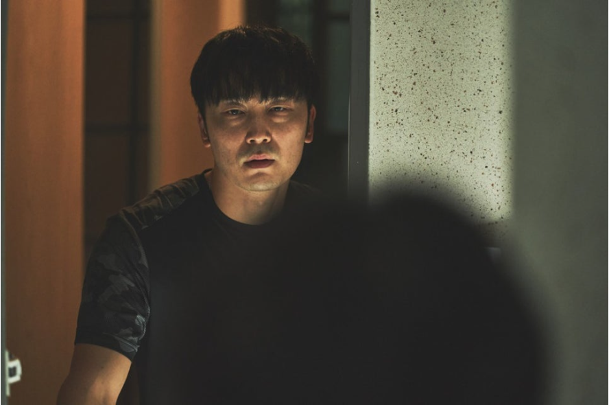 층간소음의 범인은 결국 윗집남자. 광기 어린 표정으로 다른 입주민을 맞이하는 모습.