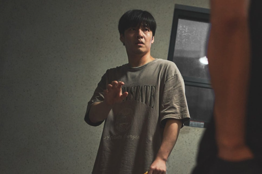 주인공이 다른 세입자와 대치하는 모습. 자신은 싸우기 싫다는 모습을 어필하는 모습.