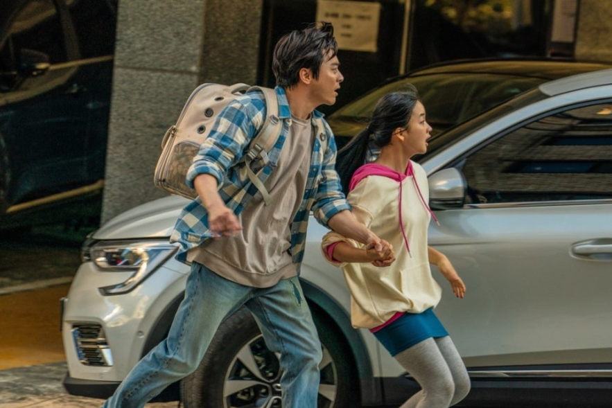 좀비 바이러스를 피해 도망치는 아빠와 딸. 다급한 표정이 긴급한 상황을 암시한다.