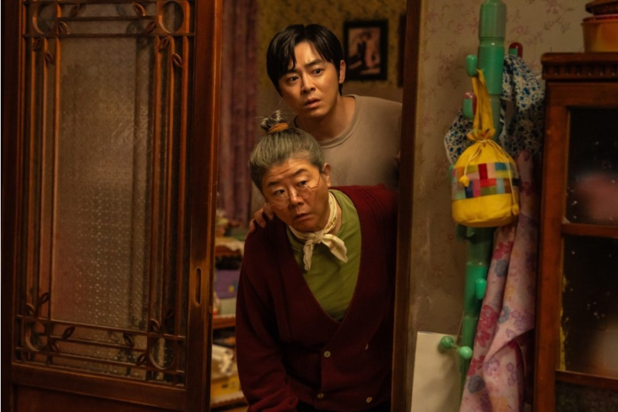 좀비가 된 수아의 행동을 지켜보는 아빠와 할머니. 수아를 훈련시키며 관찰하고 있다.