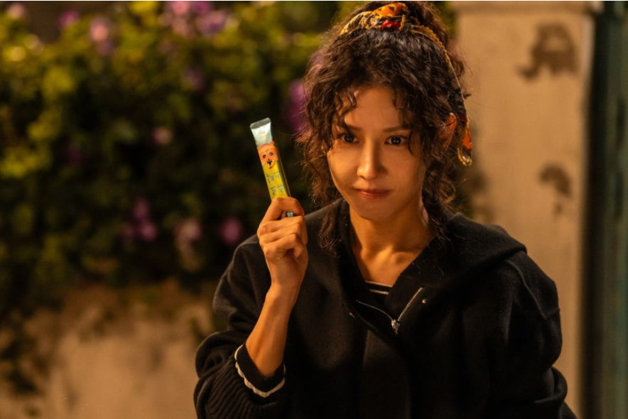 좀비 사냥꾼 연화. 강인한 모습으로 좀비에 대한 적대심을 보여준다.