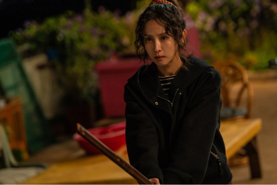 좀비 사냥꾼 답게 무기에 능숙한 연화. 좀비에 대한 증오가 가득차 있다.