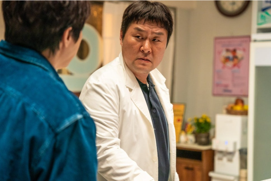 정환의 친구 동배. 동네 약사로 정환을 도와 든든한 조력자 역활을 함.