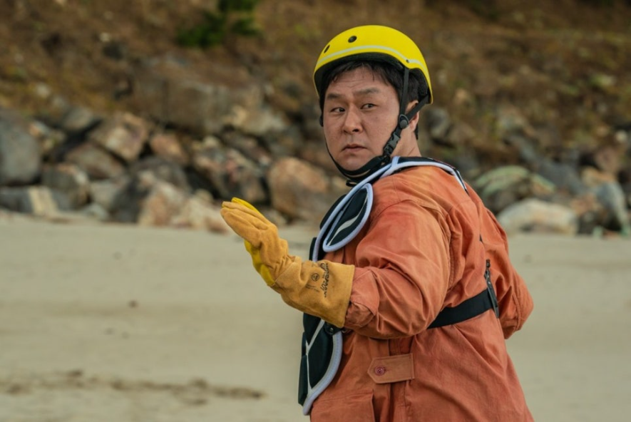 좀비가 된 수아를 피해 도망치는 동배. 익살스런 표정 연기가 일품이다.