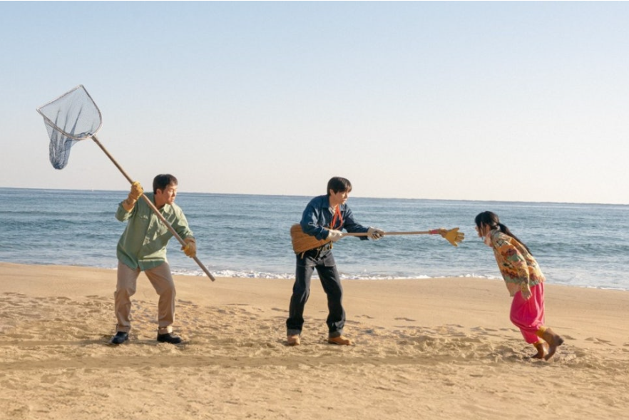 정환과 동배에게 저돌적으로 달려드는 좀비 수아.