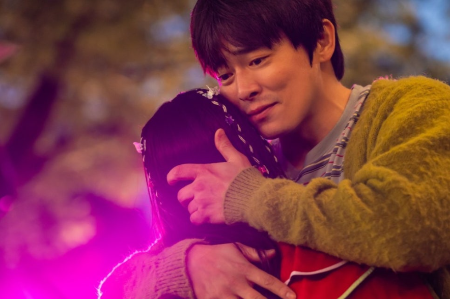 인간으로 돌아온 수아와 포옹하는 정환. 