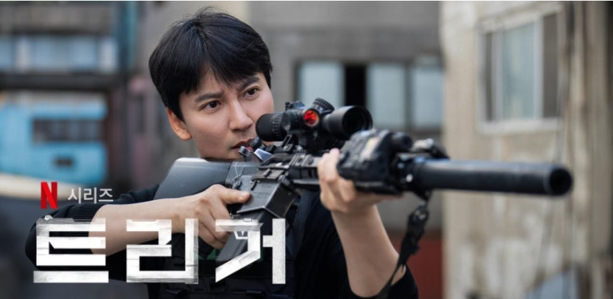 넷플릭스 10부작 트리거. 주인공 이도가 저격총을 들고 범인을 주시하고 있다.
