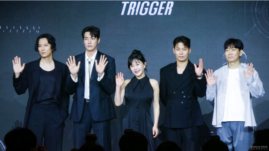 넷플릭스 상영작 트리거의 주조연 배우들이 무대인사를 하고 있는 장면.