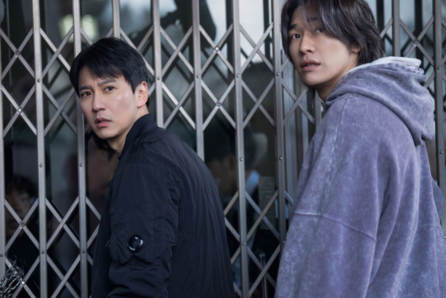 학교 총기난사 현장을 찾은 이도와 문백. 문이 잠겨 들어가지 못하고 있는 장면.