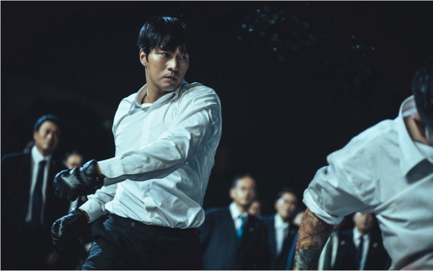 주인공 남기준이 광장에서 상대 조직과 액션씬을 하는 장면.