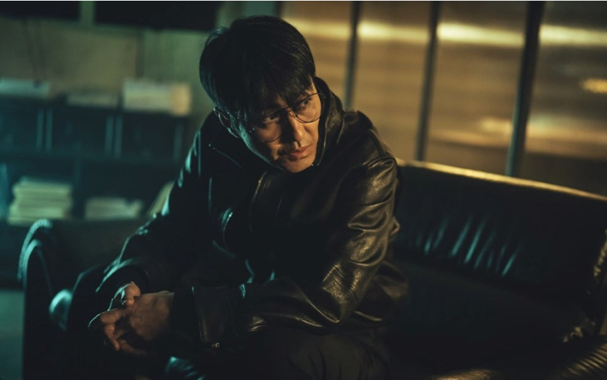 주운과 봉산을 오가며 실속을 챙기는 현직 경찰.