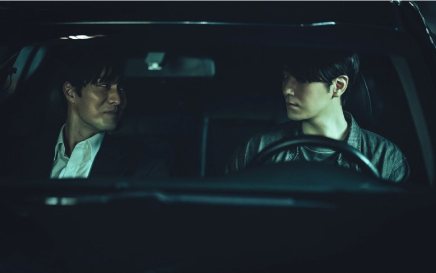 남기준과 남기석의 차안에서 대화를 나누는 장면.