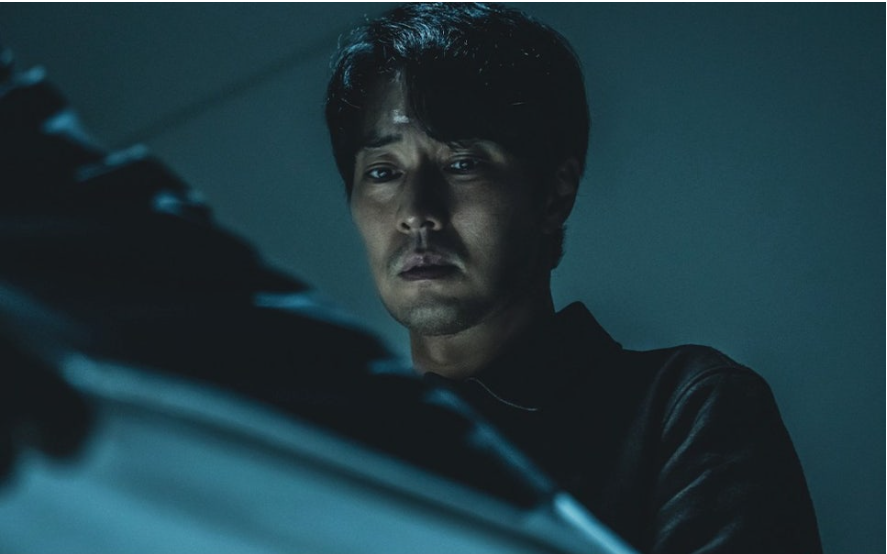 남기석의 죽음을 확인하는 남기준. 동생을 잃은 슬픔과 복수를 암시하는 남기준의 눈빛.