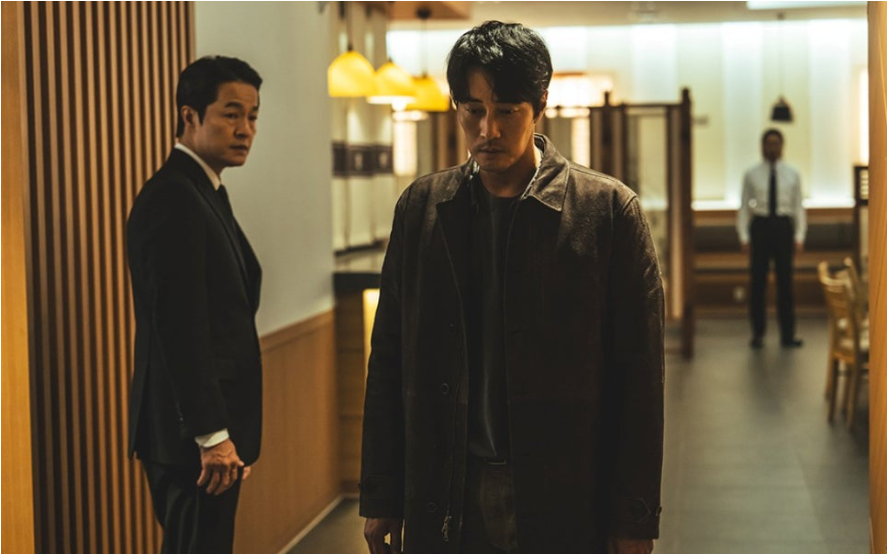 장례식장을 방문한 남기준. 동생의 죽음이 믿기지 않는 남기준의 표정.