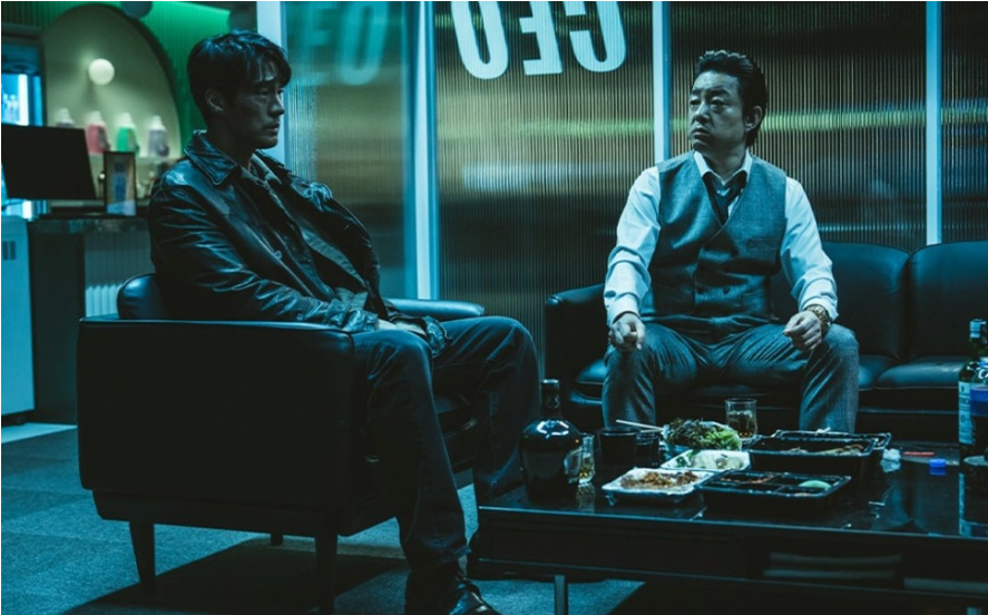 남기준이 남기석을 죽인 범인을 찾는 과정에서 청소업체 사장을 협박하는 모습.