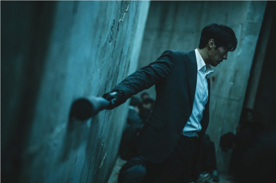 구준모가 고용한 파이터들과 혼자서 모두 상대하는 남기준.