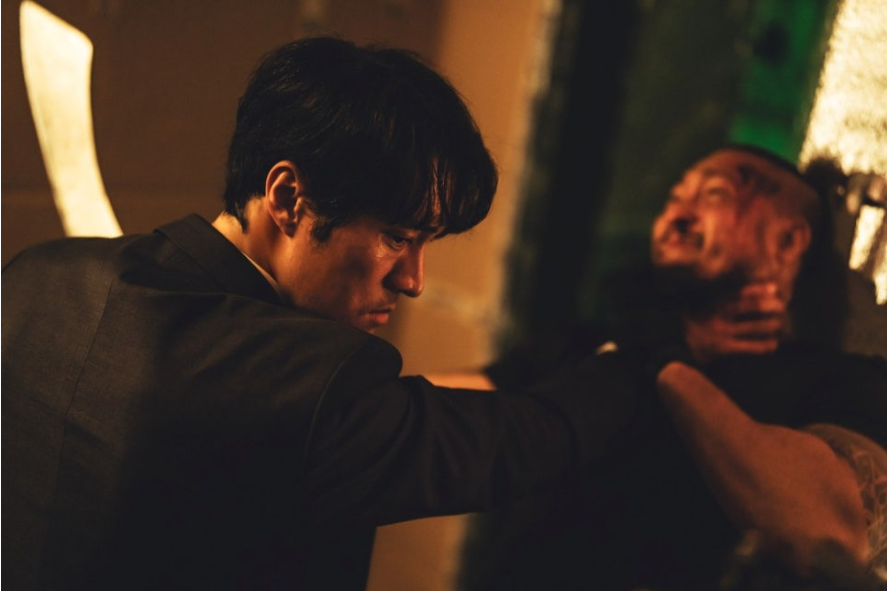 구준모가 파논 함정에도 킬러들을 제압하는 남기준의 모습.