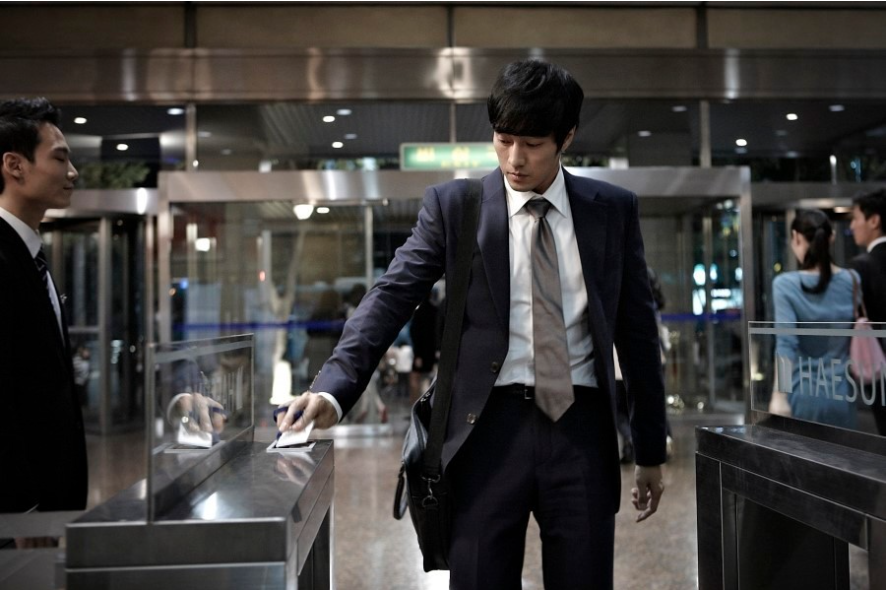 평범하게 회사로 출근하는 주인공. 전혀 킬러라는 이미지를 심어주고 있지 않다.