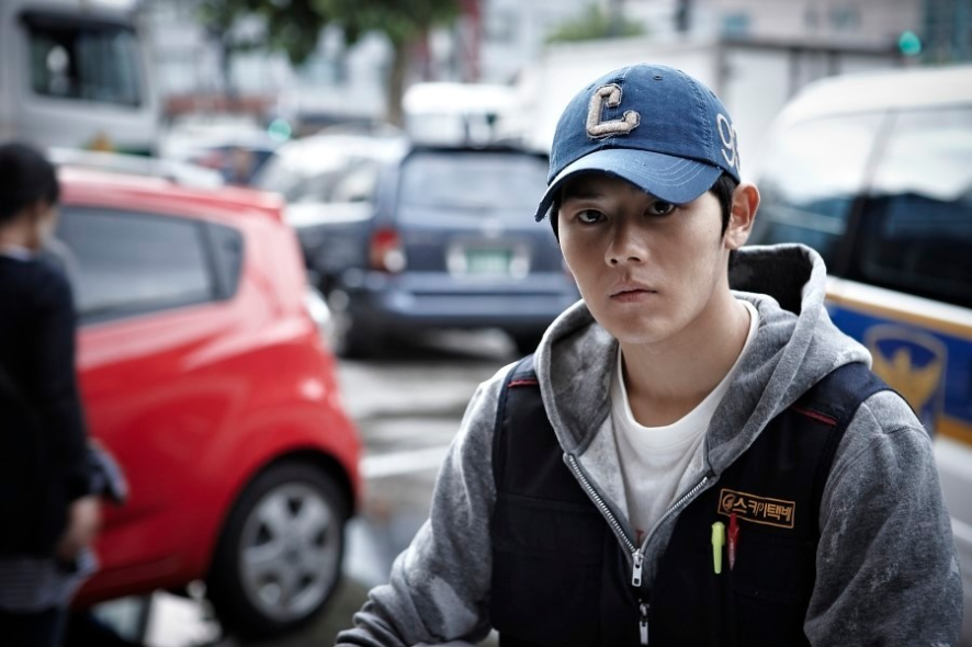 킬러 아르바이트를 하는 라훈. 주인공에게 발탁되어 임무를 수행하지만, 곧 주인공에게 공격 당하며, 다치게 된다. 