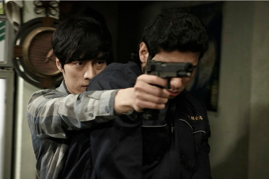 지훈과 대치중인 형도. 인질을 잡고 대치하고 있다.