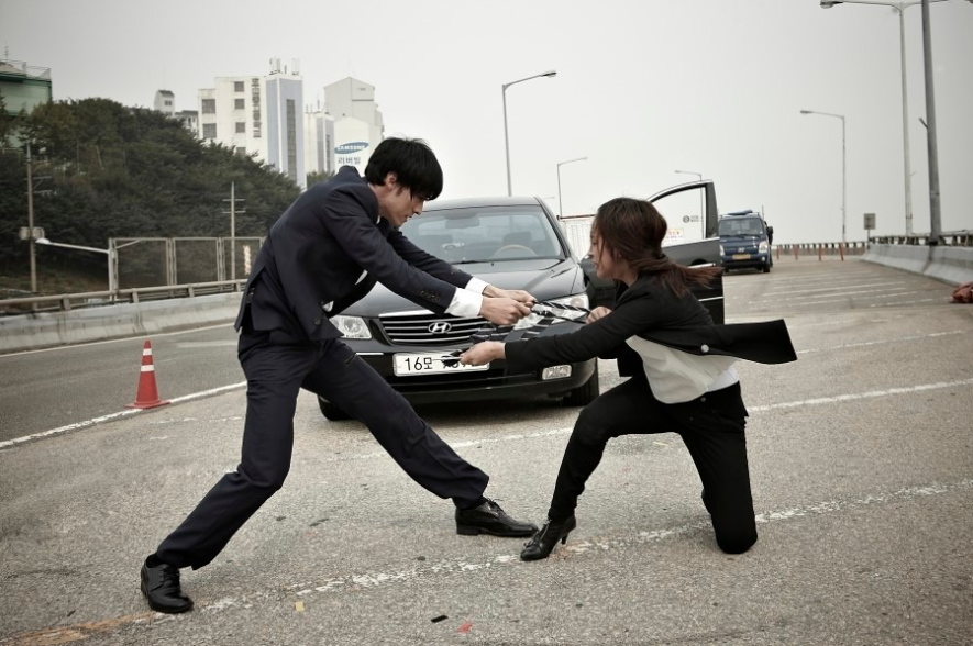 동료와 치열하게 격투중인 형도. 결국 동료는 죽게 된다.