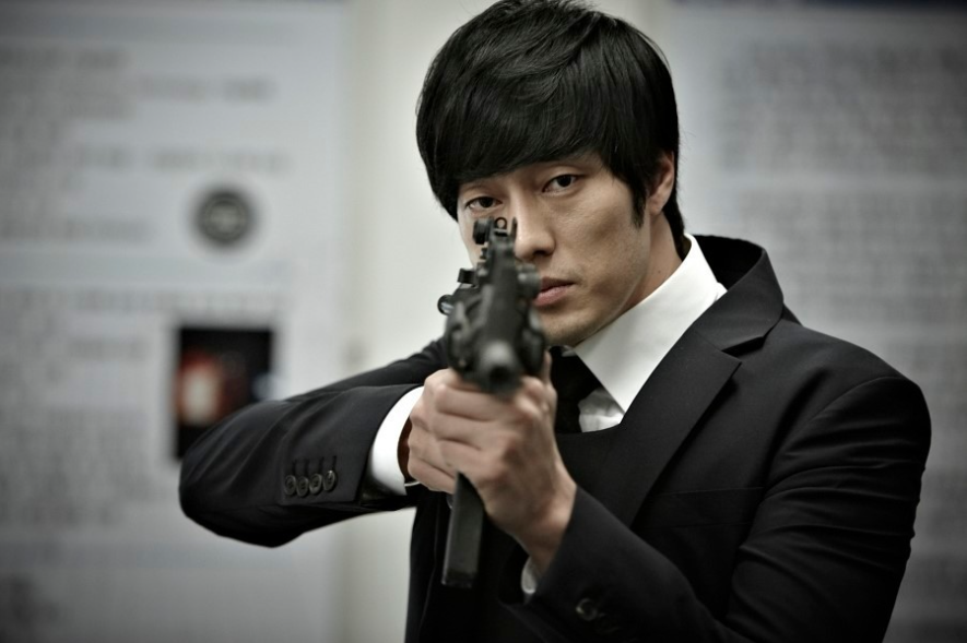 미연이 죽음으로 분노에 차서 회사 동료들을 모조리 죽이는 형도. 분노에 찬 표정이 그의 심정을 대변하고 있다.