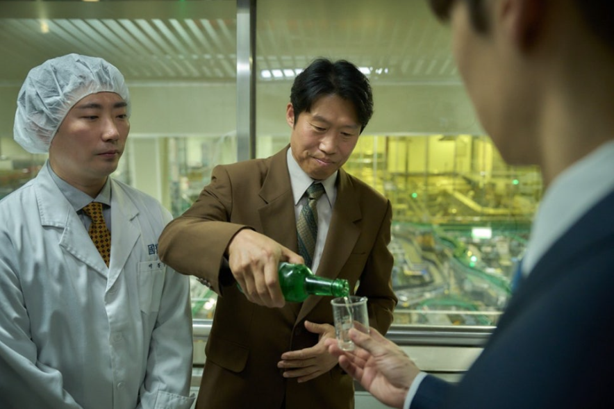 인범에게 소주 시음을 권하고 있는 재무이사 종록.