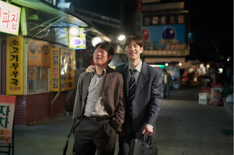 종록과 인범이 소주를 마시고 취한 상태로 거리를 걷는 장면.