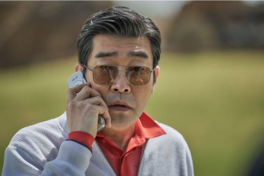 재무이사에게 상황 보고를 듣고 놀라는 국보회장.