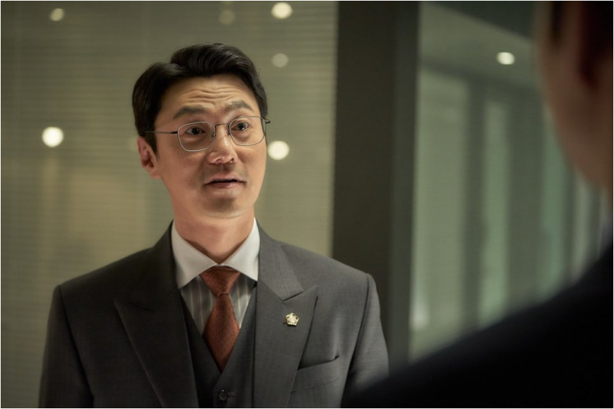 법무법인 대표 영모가 인범과 대화를 나누는 장면.