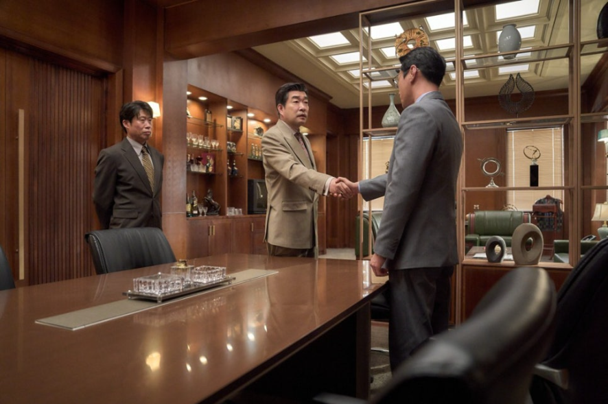 국보그룹 회장과 법무법인 대표 영모와 악수를 나누는 장면.