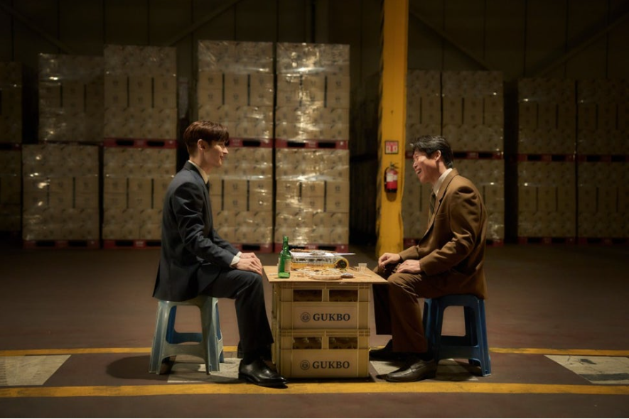 종록과 인범이 단둘이 소주를 마시는 장면.