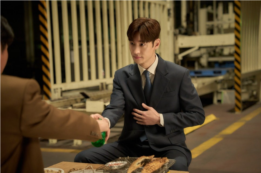 종록이 주는 술을 공손하게 받는 인범.