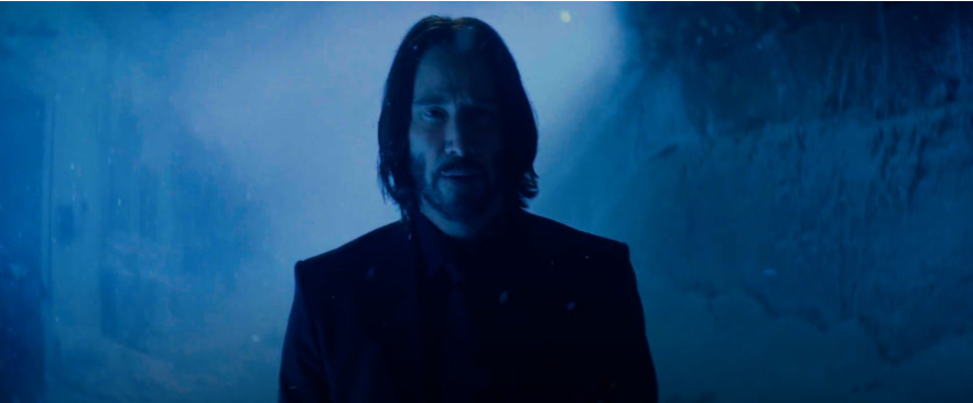 이미지는 영화 **《발레리나》**의 스틸컷으로, 키아누 리브스가 연기하는 존 윅의 모습입니다. 차가운 푸른색 조명 속에서 그는 정면을 응시하고 있습니다. 배경은 어둡고 눈이 내리는 듯한 효과가 있어 고독하고 진지한 분위기를 연출하며, 존 윅의 무게감 있는 존재감을 보여줍니다.