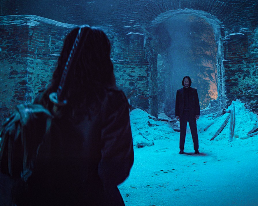이미지는 영화 **《발레리나》**의 스틸컷입니다. 눈 덮인 공간에서 주인공 루니가 뒤돌아선 채 정면에 있는 존 윅(키아누 리브스)을 바라보는 모습입니다. 두 인물이 서로를 마주하는 이 장면은 영화 속에서 두 사람이 어떤 관계를 형성하고 협력할지에 대한 궁금증을 자아냅니다.