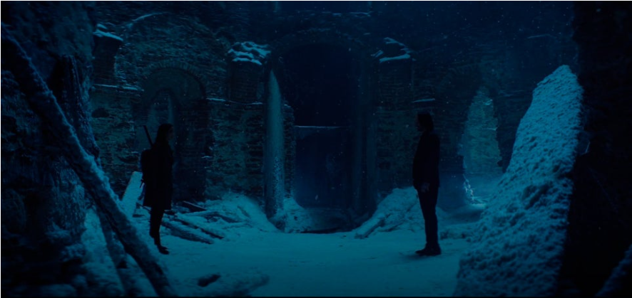 이미지는 영화 **《발레리나》**의 스틸컷입니다. 눈 덮인 폐허 속에서 주인공 루니와 존 윅(키아누 리브스)이 서로 멀리 떨어져 마주 보고 있습니다. 차가운 푸른색 조명과 눈발이 날리는 분위기는 두 암살자의 만남이 어떤 결과를 가져올지 궁금증을 자아냅니다.