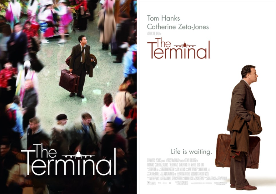 영화 '터미널'의 포스터 두 장을 나란히 보여줍니다. 왼쪽 포스터에는 수많은 인파 속에서 홀로 서 있는 톰 행크스의 모습이, 오른쪽 포스터에는 갈색 서류 가방을 들고 서 있는 그의 옆모습이 담겨 있습니다. 'Life is waiting.'이라는 문구도 보입니다.