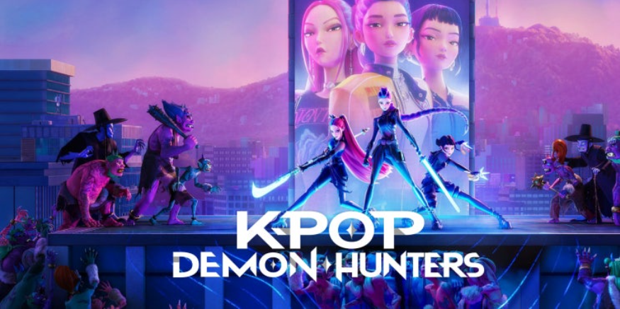 도시 배경의 건물 옥상에서 애니메이션 속 K-POP 걸그룹 멤버들이 다양한 모습의 악마들과 대치하고 있습니다. 뒤로는 멤버들의 얼굴이 크게 나온 광고판이 보이며, 'K-POP DEMON HUNTERS'라는 제목이 크게 적혀 있습니다.
