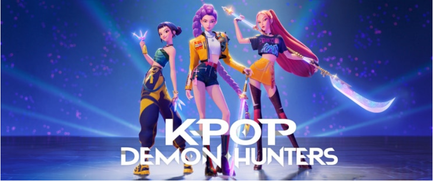 어두운 파란색 배경 앞에 애니메이션 캐릭터 세 명이 서 있습니다. 각 캐릭터는 무기를 들고 있으며, 화려한 복장을 하고 있습니다. 이미지 중앙 하단에는 'K-POP DEMON HUNTERS'라는 제목이 하얀색 글씨로 크게 쓰여 있습니다.