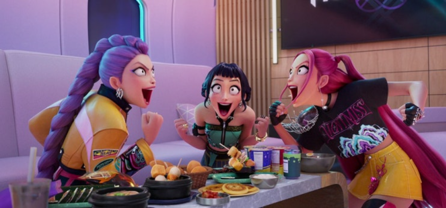 애니메이션 영화의 장면으로, 세 명의 캐릭터가 식탁에 둘러앉아 있습니다. 그들은 모두 입을 크게 벌리고 놀란 듯한 표정을 짓고 있으며, 식탁 위에는 다양한 한식으로 보이는 음식들이 놓여 있습니다.