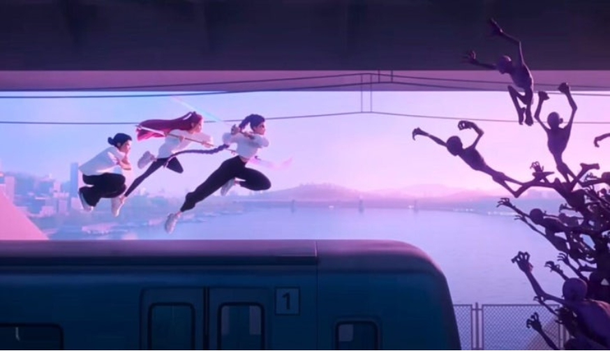 달리는 열차 위에서 세 명의 애니메이션 캐릭터들이 뛰어오르고 있습니다. 그들은 하얀색 상의를 맞춰 입고 있으며, 오른쪽에는 기괴하게 생긴 악마 무리가 함께 공중에 떠 있습니다. 도시의 야경을 배경으로 한 역동적인 장면입니다.