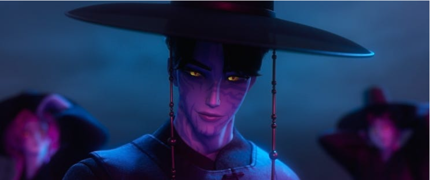 전통적인 갓을 쓴 애니메이션 남성 캐릭터의 클로즈업 이미지입니다. 그의 피부는 보랏빛이고 눈은 노란색으로 빛나며, 한쪽 눈 아래에는 검은 무늬가 있습니다. 갓 아래로 길게 늘어진 장식이 눈에 띕니다.