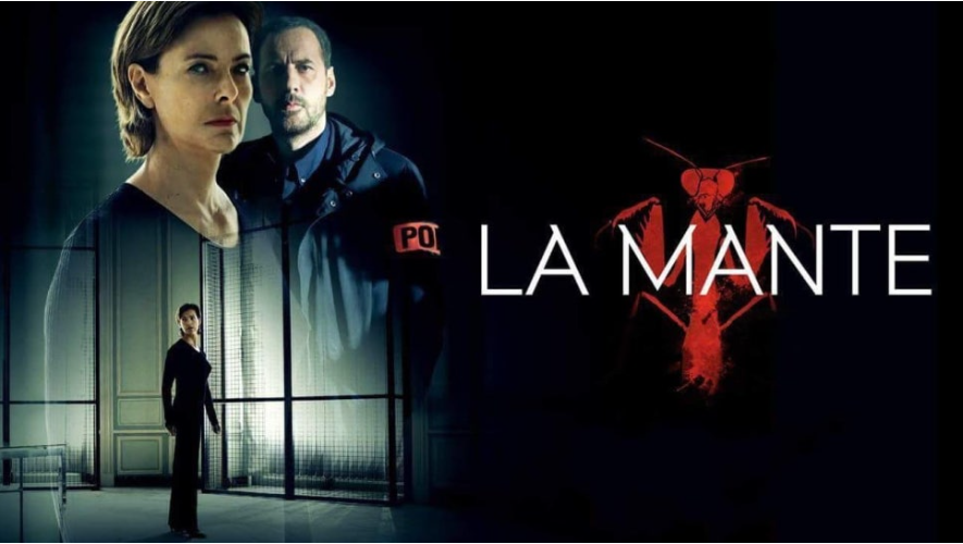 이 이미지는 원작 프랑스 드라마 La Mante의 포스터입니다. 어두운 배경 중앙에는 붉은색의 사마귀 이미지와 제목이 선명하게 보입니다. 왼쪽에는 두 명의 주요 배우 주로는 여성 캐릭터의 모습이 투명하게 합성되어 있어 스릴러 장르의 분위기를 강조합니다.